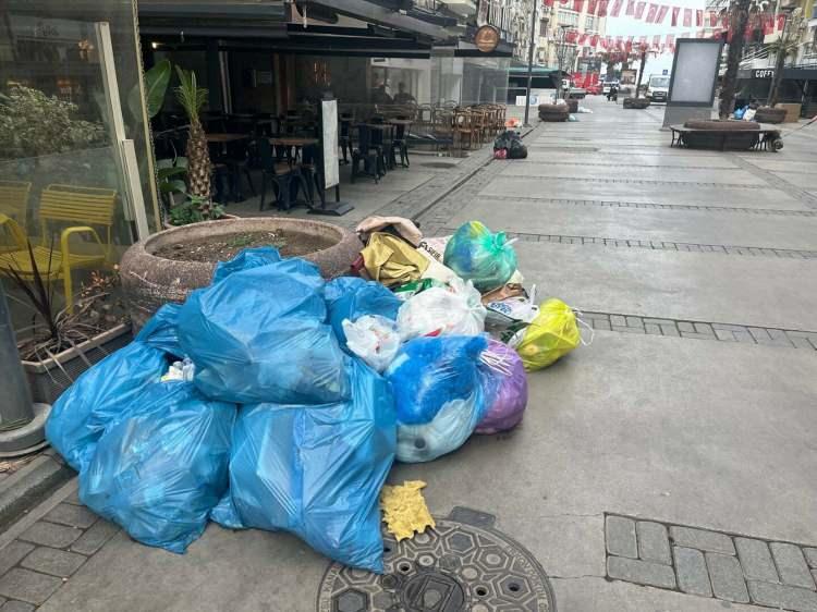 <p>'GENEL-İŞ SENDİKASI'NI MASAYA DAVET EDİYORUM'</p><p>Greve ilişkin sosyal medya hesabından açıklama yapan İzmir Büyükşehir Belediyesi Başkanı Cemil Tugay,
