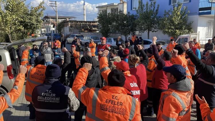 <p><strong>AYDIN</strong></p>
<p>CHP’li Aydın Efeler Belediyesi şirketi EFEBEL’de Genel-İş üyesi temizlik işçileri, maaşlarının eksik yatması ve 11 aydır alacakları olması nedeniyle iş bırakma eylemi başlatmış maaşları 8-10 bin TL yatırılan işçilere, belediye yönetimi mali krizde bahanesi sunulmuştu.</p>