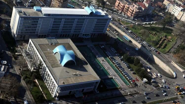 <p><strong>Beylikdüzü Belediye Başkan Yardımcısı</strong> Veysel Erçevik'in bölgede inşaat yapan müteahhitten iskan izni verilmesi karşılığında maddi menfaat sağladığı da tespit edildi.</p>
