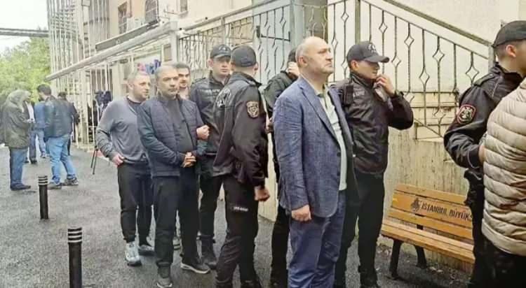 <p><span style="color:rgb(178, 34, 34)">BEŞİKTAŞ BELEDİYESİ KÜLTÜR VE SOSYAL İŞLERİ MÜDÜRLÜĞÜNE YÖNELİK SORUŞTURMA</span></p>

<p>İstanbul Cumhuriyet Başsavcılığınca, Beşiktaş Belediyesi Kültür ve Sosyal İşleri Müdürlüğünün 2019 yılındaki 29 Ekim Cumhuriyet Bayramı kutlamaları için doğrudan temin yöntemiyle yapılan alım hakkında ihbar üzerine soruşturma başlatıldı.</p>

<p>Soruşturma kapsamında <strong>Beşiktaş Belediye Başkan Yardımcısı</strong> Alican Abacı, halihazırda <strong>Avcılar Belediye Başkan Yardımcısı</strong> olan, dönemin <strong>Kültür ve Sosyal İşleri Müdürü</strong> Mehmet Mandacı ile mevcut <strong>Büyükçekmece Belediye Başkan Yardımcısı</strong> Rıza Can Özdemir' in işi alma yeterliliği olmayan paravan firma üzerine işi aldıkları ve birtakım usulsüz işlemlerde bulunarak kamuyu zarara uğrattıklarına ilişkin tespitler yapıldı.</p>

<p>Tespitler üzerine aralarında <strong>Avcılar Belediye Başkan Yardımcısı</strong> Mehmet Mandacı, <strong>Büyükçekmece Belediye Başkan Yardımcısı</strong> Rıza Can Özdemir'in de bulunduğu ikisi tutuklu 11 şüpheliden 9'u hakkında "kamu kurum kuruluşları zararına dolandırıcılık" ve "resmi belgede sahtecilik" suçlarından gözaltı kararı verildi.</p>
