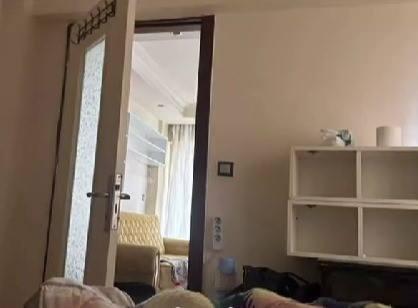 <p>Durumdan şüphelenen kiracı odadaki yatağa görecek şekilde konumlandırılmış üçlü prizi sökerek çıkarttı. </p>