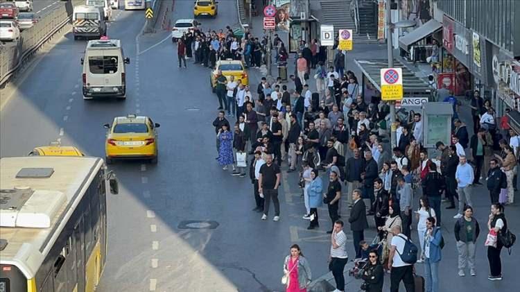 <p>İstanbul Özel Halk Otobüsleri de İBB’den 6 milyon lira tutarındaki hak edişlerini alamadıkları için kontak kapattı. 3 bin 41 özel halk otobüsleri sefer yapmayınca sabahın erken saatlerinde yoğunluk oluştu. Vatandaşlar işe geç gitmekte zorluk çekince isyan edip taksi kullanmak zorunda kaldı.</p>
