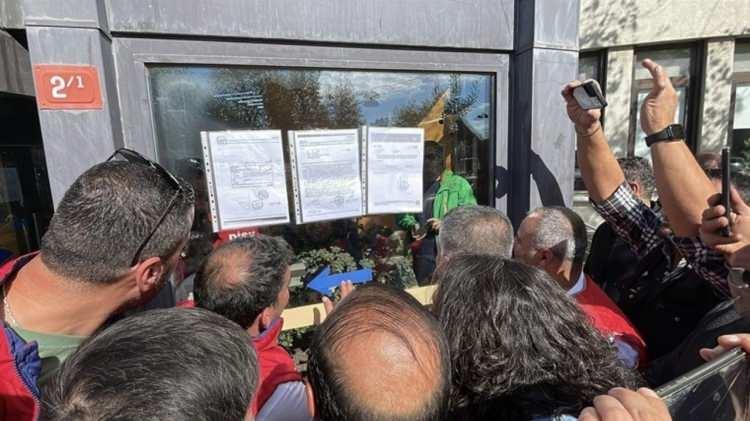 <p><strong>KADIKÖY</strong></p>
<p>"Kadıköy’de de işçiler geçinemiyor” diyerek Kadıköy Belediyesi binası bahçesini dolduran Genel-İş İstanbul Anadolu yakası 1 No’lu Şube üyesi işçiler 24-25 bin lira ücretleri ile geçinemediklerini belirterek eylem kararı almışlardı.</p>
