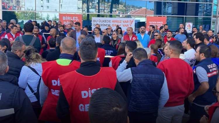 <p><strong>BUCA</strong></p>
<p>26 Kasım 2024 yılında İzmir Buca’da da Belediye çalışanları eylem kararı almış, DİSK Genel-İŞ İzmir 6 Nolu Şube Sekreteri Muhsin Akıcı “Cumhuriyet Halk Partisi seçim öncesi ve sonrası TÜİK verileri gerçeği yansıtmıyor. Bugün nasıl oluyor da TÜİK, verilerinin bile altında bir teklif veriliyor” demişti.</p>