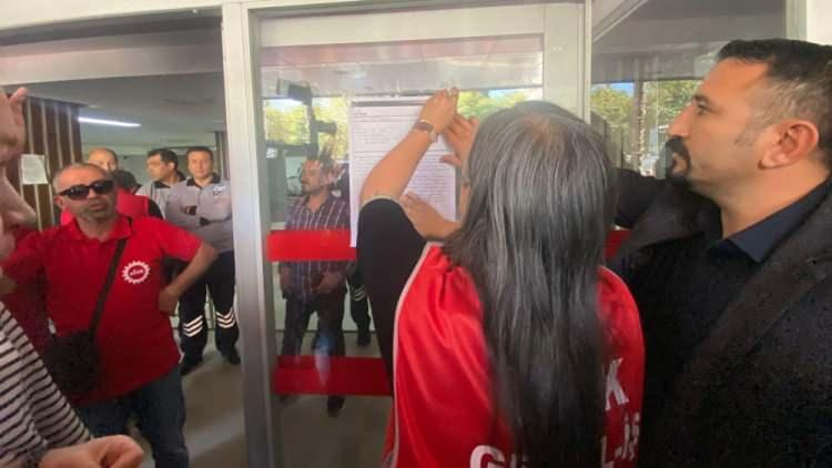 <p><strong>KARŞIYAKA</strong></p>
<p>12 Kasım 2024 tarihinde İzmir’in Karşıyaka Belediyesi çalışanları da grev kararı almış, Sosyal Demokrat Kamu İşverenleri Sendikası (SODEMSEN) ile yürütülen toplu iş sözleşmesi görüşmelerinde anlaşma sağlanamaması nedeniyle belediye binasına grev kararı asılmıştı.</p>