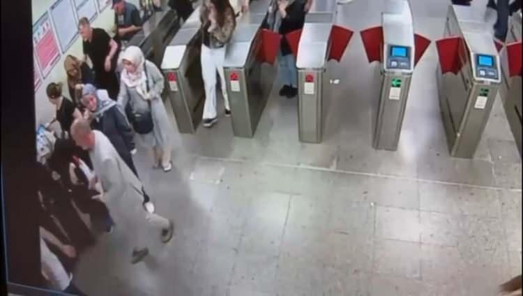 <p>Olayların merkezindeki 18 yaşındaki genç kadın da 'hakarete maruz kaldım, ağlatıldım' gerekçesiyle Eroğlu'ndan şikayetçi oldu.</p>