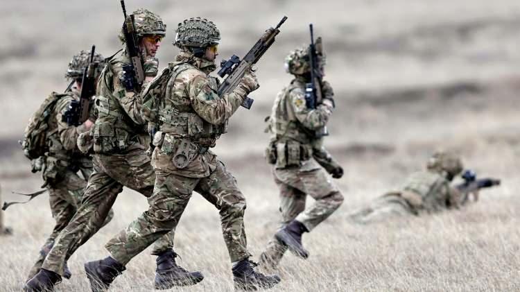 <p><strong>NATO’da aktif rol:</strong> Baltık ülkelerine askeri birlik gönderildi; Ukrayna’ya silah ve eğitim desteği sağlandı.</p><p> </p><p><strong>Siber savunma birimi güçlendirildi:</strong> Ulusal Siber Güvenlik Merkezi aktif olarak Rusya kaynaklı tehditleri izliyor.</p><p> </p><p><strong>Nükleer caydırıcılık sürüyor:</strong> Trident denizaltı sistemi güncellenerek hazır tutuluyor.</p>