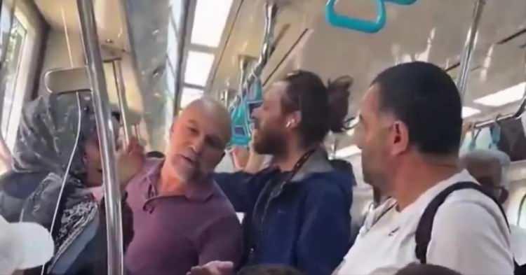 <p>Deniz E. ile bir kadın yolcu arasında yer verme meselesi nedeniyle tartışma çıktı. Tartışma sırasında trende bulunan E.D., Deniz E.'yi darbetti. Kavgaya sonradan dahil olan İ.A.'nın da araya girmesiyle arbede büyüdü.</p>