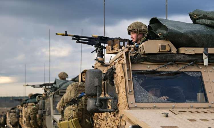 <p><strong>Doğu Avrupa (Baltık Ülkeleri, Polonya):</strong> NATO-Rusya cephe hattının en gerilimli bölgesi.</p><p> </p><p><strong>Kuzey Kutbu:</strong> Hem İngiltere'nin hem de Rusya'nın askeri üsler ve enerji kaynakları üzerinde hak iddia ettiği stratejik bir bölge.</p><p> </p><p><strong>Karadeniz ve Ukrayna:</strong> Rusya'nın aktif olduğu, İngiltere'nin ise Ukrayna'ya verdiği askeri destekle rol aldığı sıcak nokta.</p><p> </p><p><strong>Siber Savaş Alanı</strong><strong>:</strong> Fiziksel çatışmadan önce geniş çaplı siber saldırılar beklenebilir.</p>