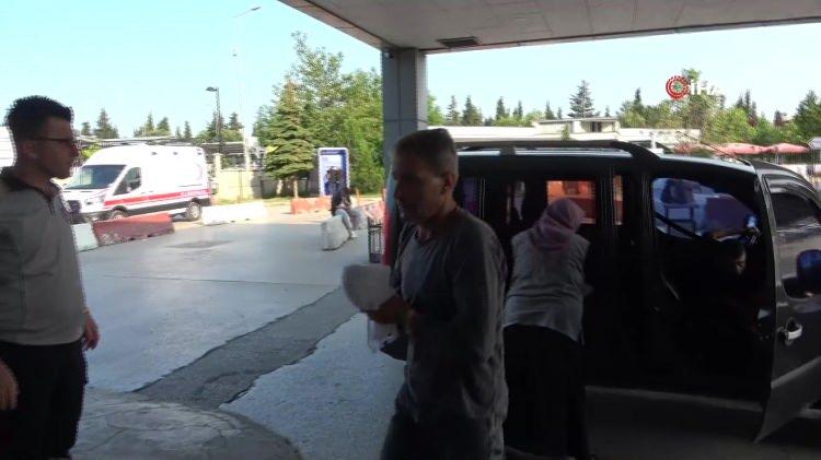 <p>Samsun Eğitim ve Araştırma Hastanesi Acil Servisi'ne başvuran acemi kasaplardan bazıları hayvanın üzerlerine devrilmesi sonucu, bazıları ise bıçak kesiği nedeniyle el, kol ve bacak gibi bölgelerinden yaralandı. Kimi vatandaş uzun süredir hayvan kestiğini, başına ilk defa böyle bir şey geldiğini söylerken, kimileri ise hayvan keserken kendini kestiğini ifade etti.</p>