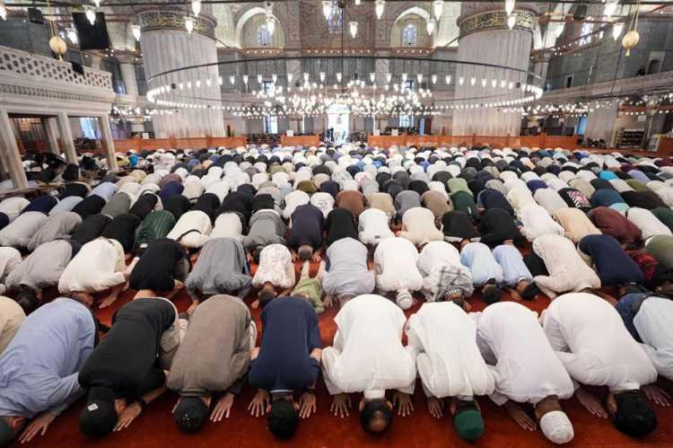 için haberleri <p>İstanbul'da bazı vatandaşlar da bayram namazı <a href=