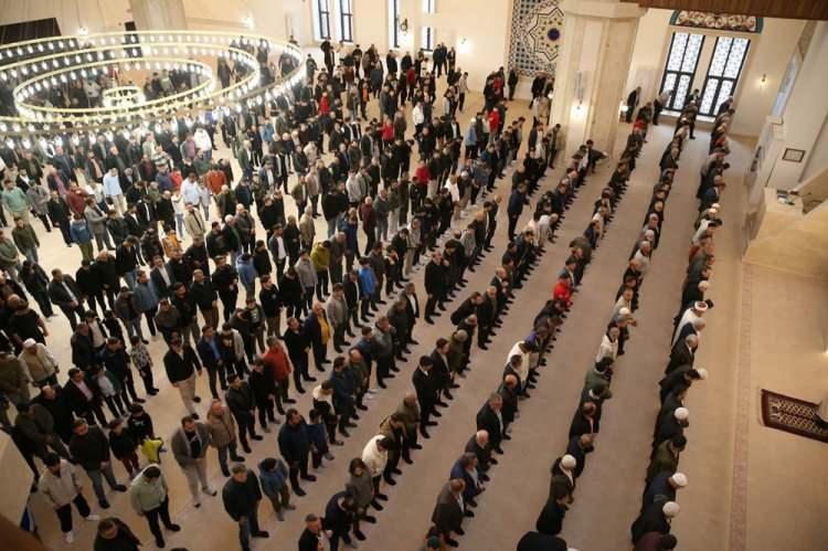 <p>Kars'ta vatandaşlar Kurban Bayramı dolayısıyla Sultan Alparslan Camisi'nde bayram namazı kıldı.</p>