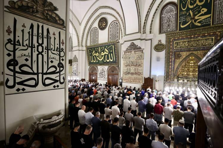 <p>Camiyi dolduran vatandaşlar, namaz kılıp dua etti.</p>
