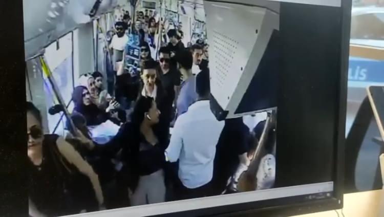 <p>Marmaray'da yer verme tartışması nedeniyle çocuklarının yanında darbedilip burnu kırılan Deniz E.(50)'nin olay öncesinde tartıştığı Zehra A. (19)'nın ifadesi ortaya çıktı.</p>