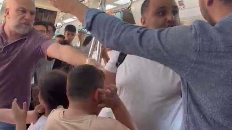 <p>Trenin durağa yanaşmasıyla inen taraflar, tartışmaya burada devam etti. Yaşanan olayda korkan çocukları ise duraktaki kadın yolcular sakinleştirmeye çalıştı. Yer tartışmasının başladığı anlarda Deniz E.'nin genç kadına hakaret ettiği iddia edildi. Olaya ilişkin ortaya çıkan yeni görüntülerde, Zehra A.'nın Marmaray'dan ağlayarak indiği anlar yer aldı.</p>