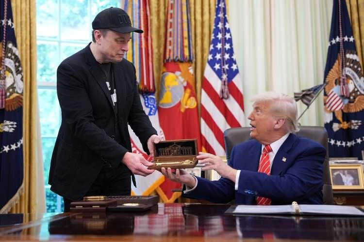 <p><strong><em>SpaceX firmasının sahibi Musk, dün yaptığı paylaşımlardan birinde, NASA astronotlarını ve ekipmanlarını Uluslararası Uzay İstasyonu’na (ISS) götüren SpaceX’in Dragon uzay aracının kullanımını derhal durduracağını bildirdi. </em></strong></p>