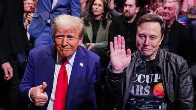 başka haberleri <p>Nitekim, Musk, dün X hesabından yaptığı paylaşımda, ABD’de “<em><strong>ortadaki yüzde 80’i temsil edecek”</strong></em> yeni bir siyasi parti kurmanın zamanının geldiğine işaret etti.</p><p> </p><p>Trump’ın azledilmesi gerektiği söylenen bir paylaşıma da <strong><em>“Evet”</em></strong> yanıtı veren Musk’ın azil çağrısına tamamen katılıp katılmadığı ya da paylaşımın <a href=