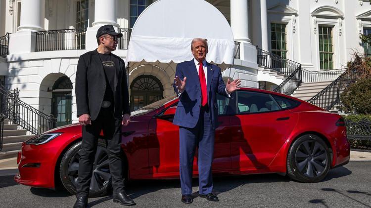<p>Trump da kendisine ait sosyal medya platformu Truth Social’dan yaptığı paylaşımda, aralarında SpaceX ve otomotiv şirketi Tesla’nın da olduğu Musk’a ait şirketlerin hükümetle olan anlaşmalarına son verebileceğine işaret etti.</p><p> </p>