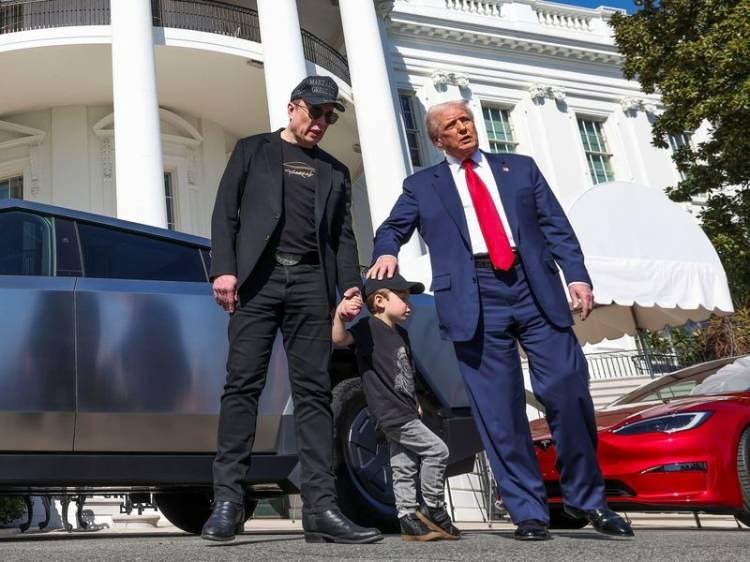 <p>Trump, bunun “bütçede tasarruf etmek için en kolay yol olacağını” da sözlerine ekledi. Geçen yıl Musk’ın şirketine 17 hükümet kurumuyla yaklaşık 100 anlaşma kapsamında 3 milyar dolar sözü verilmişti. </p>
