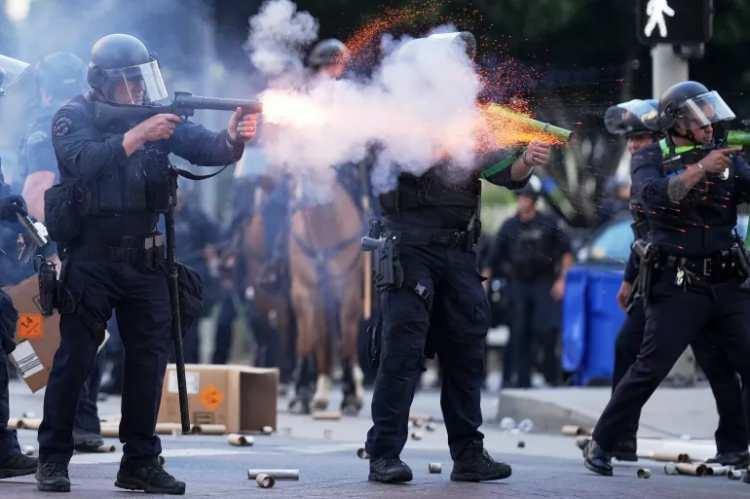 <p>Öte yandan, Avustralyalı muhabir Lauren Tomasi, Los Angeles'taki protestoları takip ederken polis tarafından atılan bir plastik mermiyle bacağından vuruldu ancak ciddi bir yaralanma yaşamadı.</p>