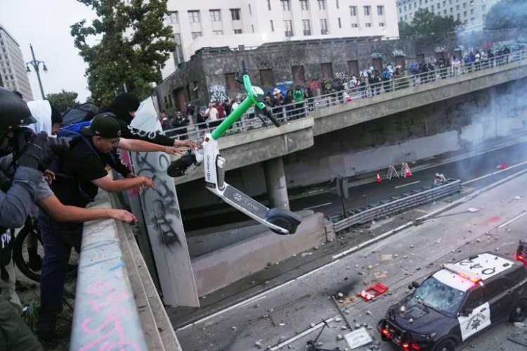 <p>Gümrük muhafaza ekiplerinin çok sayıda düzensiz göçmeni gözaltında tuttuğu Los Angeles şehir merkezindeki Metropolitan Cezaevi, gösterilerin odak noktası olurken, halen bu bölgedeki çatışmaların sürdüğü ifade ediliyor.</p><p> </p>