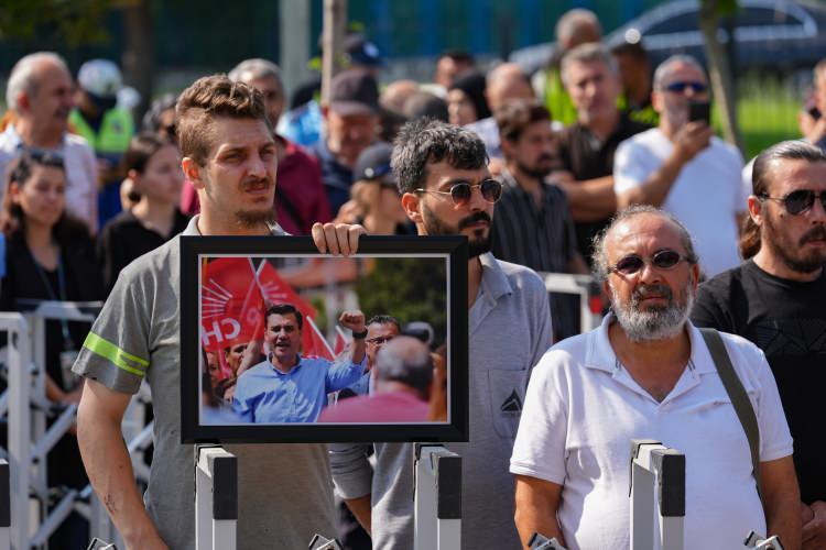 <p>Törende Manisa halkı, CHP Genel Başkanı, Zeyrek'in eşi ve yakınları ile sevdikleri yer aldı. </p>