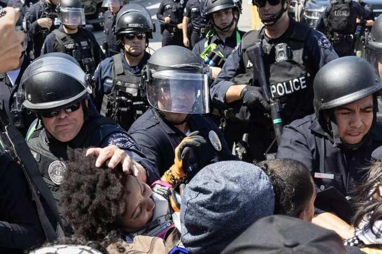 <p>Protestocuları