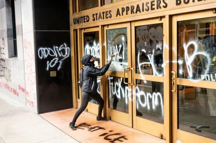 <p>Los Angeles kentinde 3 gündür süren sınır protestolarında göstericiler ile güvenlik güçleri karşı karşıya gelmeye devam ediyor.</p><p>ABD Başkanı Donald Trump'ın talimatıyla birlikte kente ilk etapta 300 kadar Ulusal Muhafız gönderilirken, yönetimin askeri birlikleri de sahaya çıkarması bekleniyor.</p><p>Yerel güvenlik güçlerinin yanı sıra Ulusal Muhafızların da görev yapmaya başladığı kentin belirli bölgelerinde kalabalığın azalmadığı, aksine zaman zaman göstericiler ile polis arasında çatışmalar yaşandığı belirtiliyor.</p>
