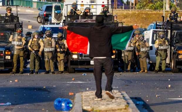 <p>Trump, ayrıca yüzü maskeli insanların da hemen tutuklanması talimatını verdi.</p><p> </p>