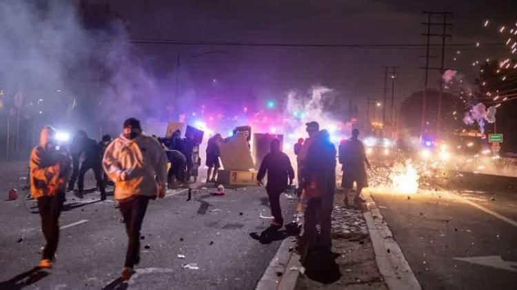 <p>Los Angeles'ta devam eden ICE karşıtı protestolarda çok sayıda gösterici gözaltına alınmış, zaman zaman güvenlik güçleri ile protestocular arasında çatışmalar yaşanmıştı.</p>