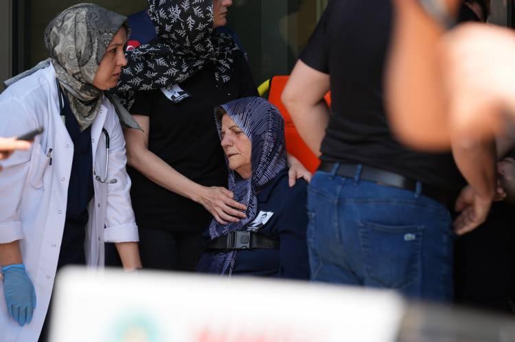 <p>Zeyrek'in tedavi sürecinde annesi Gülten Zeyrek de kalp rahatsızlığı nedeniyle aynı hastanede tedavi görüyordu.</p><p>Celal Bayar Üniversitesi Hafsa Sultan Hastanesi Kardiyoloji Servisi’nde yatan Gülten Zeyrek’in, oğlunun vefat haberini öğrendikten sonra durumu kötüleşti. </p><p>Törene katılan anne Zeyrek'in bir hayli bitkin ve üzgün olduğu görüldü. </p>