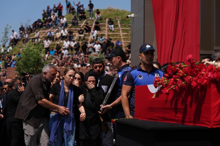 <p>Belediye binasının önünde düzenlenen ilk törende gözyaşları adeta sel oldu. </p>