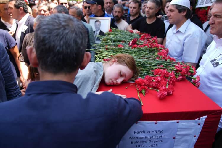 <p>Özgür Özel, Ferdi Zeyrek'in kızını tabutu başında teselli etti. </p>