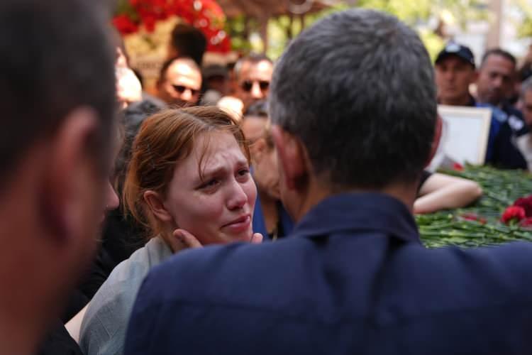 <p>Manisa Büyükşehir Belediye Başkanı Ferdi Zeyrek'in elektrik akımına kapılıp ağır yaralanmasının ardından kızı Nehir Zeyrek, babasının 5 Haziran'da elektrik tesisatından sorumlu kişiyle görüştüğünü, bir şeylerin yolunda gitmediğiyle alakalı şüphelerinin olduğunu söylemişti.</p><p>Nehir Zeyrek babasının vefatının ardından sosyal medya hesabı üzerinden yaptığı paylaşımda;