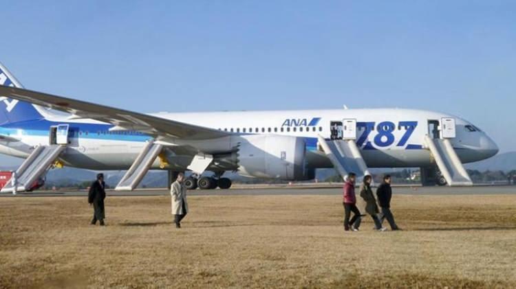 <p><span style="color:#B22222"><strong>2013 | BATARYA KRİZİ VE UÇUŞ YASAĞI</strong></span></p>

<p>Boston’da park halindeki bir Japan Airlines Boeing 787 uçağında 7 Ocak 2013’te lityum-iyon bataryasında yangın çıktı. Aynı dönemde All Nippon Airways’e ait bir başka 787, uçuş sırasında bataryanın aşırı ısınması nedeniyle acil iniş yapmıştı. Yaşanan batarya krizinin ardından Federal Havacılık İdaresi (FAA), batarya tasarımındaki kusurlar nedeniyle tüm Boeing 787 filosunun uçuşlarını durdurdu.</p>
