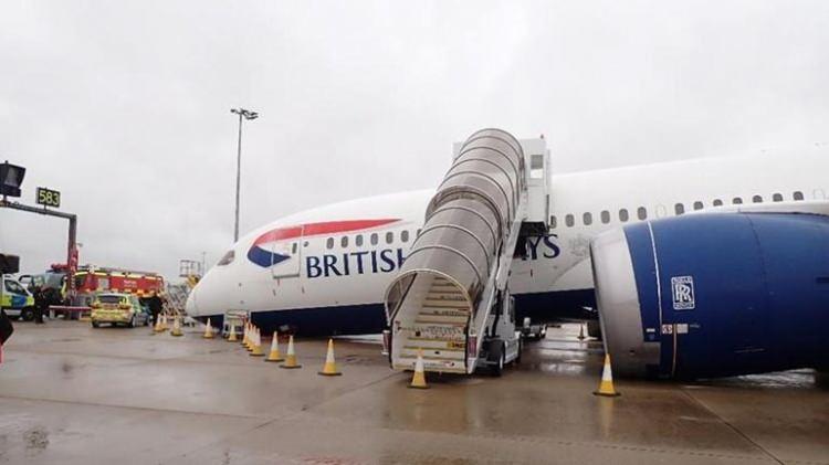 <p><span style="color:#B22222"><strong>2021 | İNİŞ TAKIMI KAZASI</strong></span></p>

<p>British Airways’e ait Boeing 787-8 uçağının kargo yüklemesi sırasında park halindeyken burun iniş takımı çöktü. Uçak burun üstü yere oturarak hasar gördü. İngiltere Hava Kazaları Araştırma Birimi (AAIB), kazanın bakım sırasında yanlış yerleştirilen bir pimin neden olduğunu tespit etti. Yolcu bulunmayan uçakta yaralanma olmazken, maddi hasar meydana geldi.</p>
