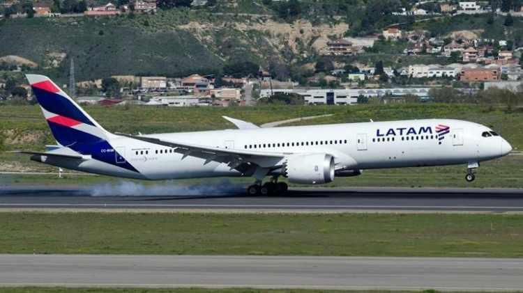 <p><span style="color:#B22222"><strong>2024 | ANİ İRTİFA KAYBI</strong></span></p>

<p>LATAM Airlines'a ait bir Boeing 787-9 Dreamliner, uçuş esnasında kokpitteki pilot koltuğunun istenmeyen hareketi nedeniyle otomatik pilotun devre dışı kalması sonucu ani irtifa kaybı yaşadı. Olayda yaklaşık 50 yolcu yaralandı, 12'si hastaneye kaldırıldı; bir yolcunun durumu ciddi. FAA, olay üzerine 787'lerin kokpit koltuklarındaki anahtar kapaklarının incelenmesi için bir direktif yayımladı.</p>
