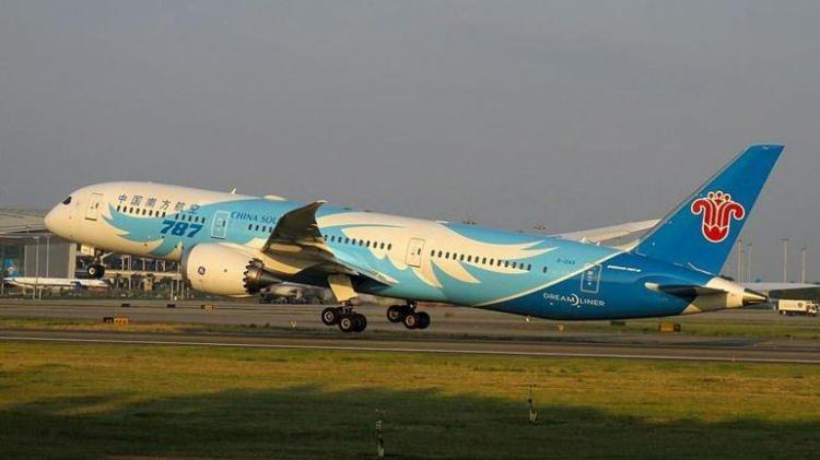 <p><span style="color:#B22222"><strong>2024 | KUYRUK ÇARPMASI</strong></span></p>

<p>China Southern Airlines’a ait B-1243 tescilli Boeing 787-9, Shanghai’den Guangzhou’ya inişi sırasında sert iniş yaparak kuyruk çarpmasına neden oldu. Uçağın gövdesinde ciddi yapısal hasar ve çatlaklar oluştu. Yaralanma bildirilmezken, uçak yere indirildi ve Çin havacılık otoriteleri tarafından soruşturma başlatılmıştı.</p>
