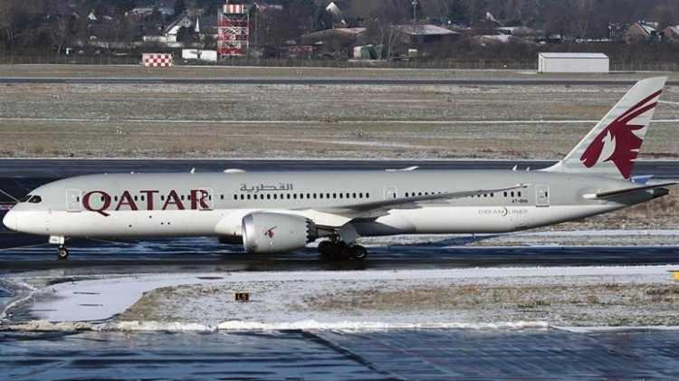 <p><span style="color:#B22222"><strong>2025 |  ANİ İRTİFA KAYBI</strong></span></p>

<p>Qatar Airways'e ait bir Boeing 787 Dreamliner, Doha'dan havalandıktan kısa süre sonra Basra Körfezi üzerinde 1.850 fit irtifadan 850 fit irtifaya ani bir alçalma gerçekleştirdi. Uçak, dakikada 3.000 fit hızla düştü, ancak pilotlar durumu kontrol altına almayı başardı. Olayda yolcu veya mürettebat yaralanması bildirilmedi. Soruşturma, yardımcı pilotun durum farkındalığını kaybetmesiyle ilişkilendirildi.</p>
