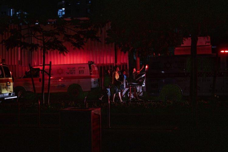<p>Gece boyunca İran genelinde balistik füze rampaları ve radarlar olmak üzere çok sayıda hedefe hava saldırıları düzenlendiği belirtildi.</p><p> </p>