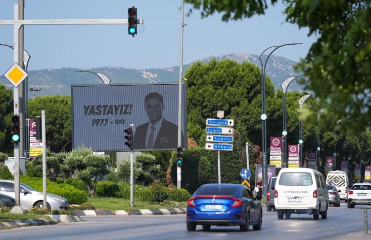 <p>Şehrin her tarafına Ferdi Zeyrek'in fotoğraflarının bulunduğu 'Yastayız' yazısı asıldı. </p>