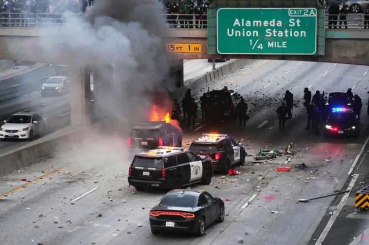 <p>Los Angeles Polis Kaptanı Raul Jovel, protestolar sırasında polis memurlarının saldırıya uğradığını belirterek gözaltıların sürdüğünü ve şehir merkezinin