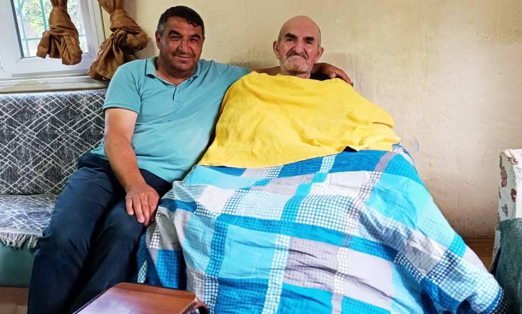 <p>Her sabah kendi evinden babasının evine giden Veysel, tüm gününü onun bakımıyla geçiriyor. </p>
