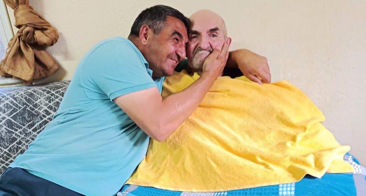 <p>Babası uyuyunca kendi evine giden Haydar Onaç, bu süreci 6 yıldır devam ettiriyor.</p>
