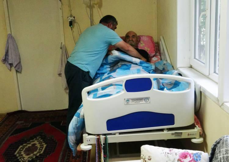 <p>Tedaviler sonrası sonrasında sağlığına kavuşamayan Haydar Onaç, yatağa bağımlı hale geldi. Evinde yalnız yaşayan Onaç'ın bakımını oğlu Veysel Onaç üstlendi. </p>