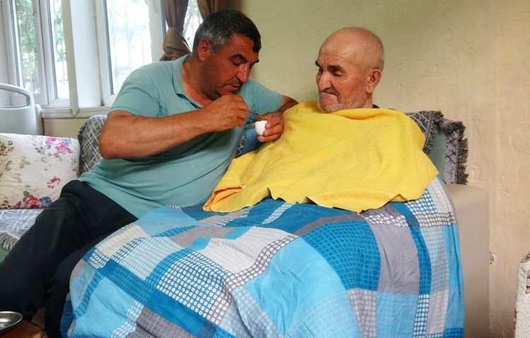 <p>"ONUN DUASI MI BİLMİYORUM"</p>
<p>İnsanın yaptığı işte kendisiyle barışık olması gerektiğini vurgulayan Onaç, "<strong>Babama baktığım için mi bu huzuru hissediyorum <span style="color:#A52A2A">yoksa onun duası mı bilmiyorum; ama ben kendimi huzurlu hissediyorum.</span> Elbette eksiklerimiz, kusurlarımız vardır; Rabbim affetsin. Ama elimden geldiğince onu üzmeden, kırmadan, yormadan bakmaya çalışıyorum. Allah onu başımızdan eksik etmesin. O benim ekmeğim, aşım, bereketim, işim, kazancım, her şeyim."</strong> diye konuştu.</p>