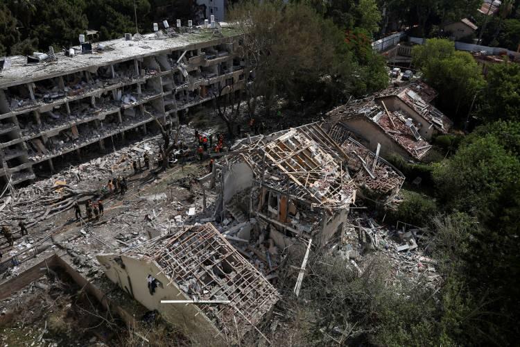 <p>İran Devrim Muhafızları Ordusu, İsrail'e düzenlenen son saldırıda 40 füze kullanıldığını, bu saldırıda ilk defa Hayber Şekan tipi füzelerin kullanıldığını açıkladı. Açıklamada,