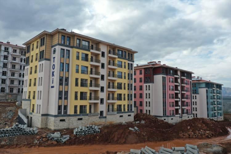 <p>En fazla teslimat, 153 bin 248 bağımsız bölümle Hatay'da gerçekleşecek.</p>

<p> </p>

<p> </p>

<p>Bunu sırasıyla 79 bin 420 ile Malatya, 74 bin 187 ile Kahramanmaraş ve 43 bin 573 ile Adıyaman izleyecek.</p>

<p> </p>

<p> </p>
