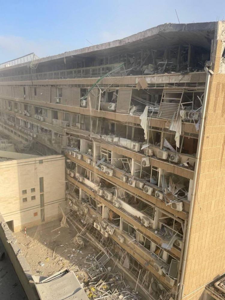 <p>Güney İsrail'in en büyük hastanesi olan Soroka Tıp Merkezi'nde de hasar oluştu.</p>
