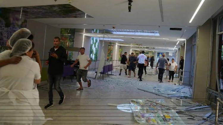 <p>Günün ilk saatlerinde İsrail'in saldırılarının ardından İran'dan da güçlü bir cevap geldi. İran füzeleri Tel-Aviv'i hedef alırken şehirde şiddetli patlamalar yaşandı.</p>
